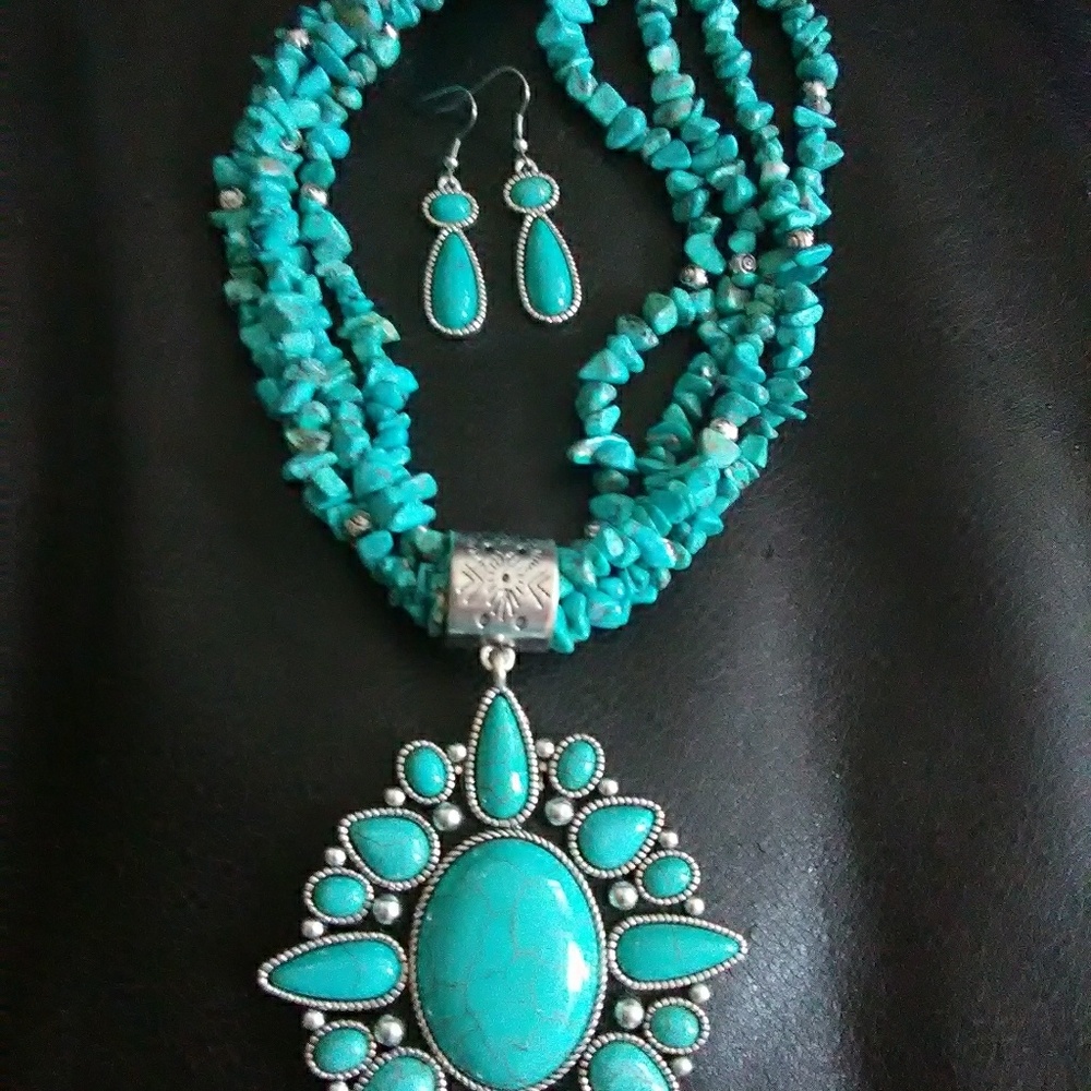 Pendant Necklace w/Earrings